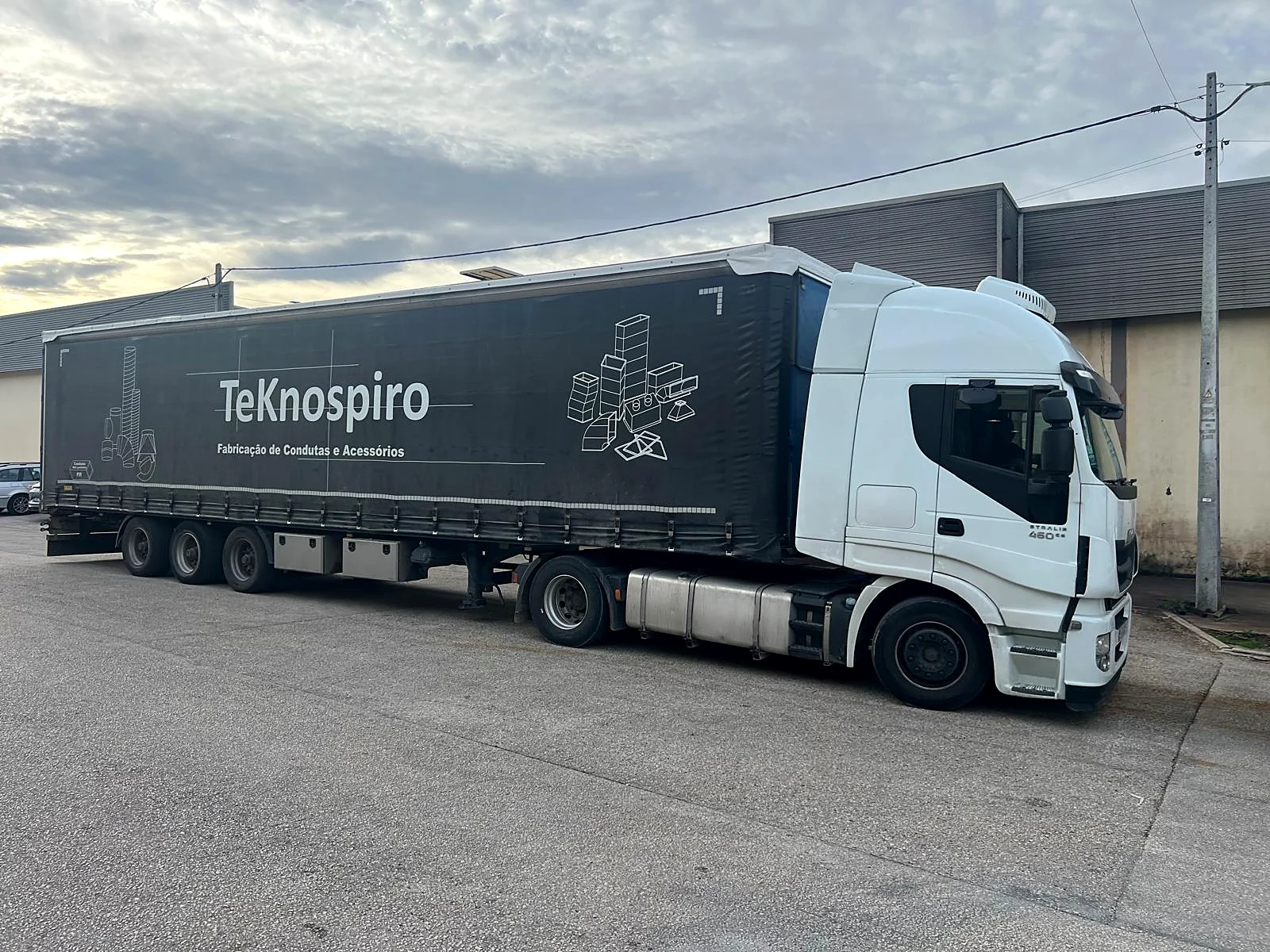 Camião da Teknospiro com a identidade da empresa