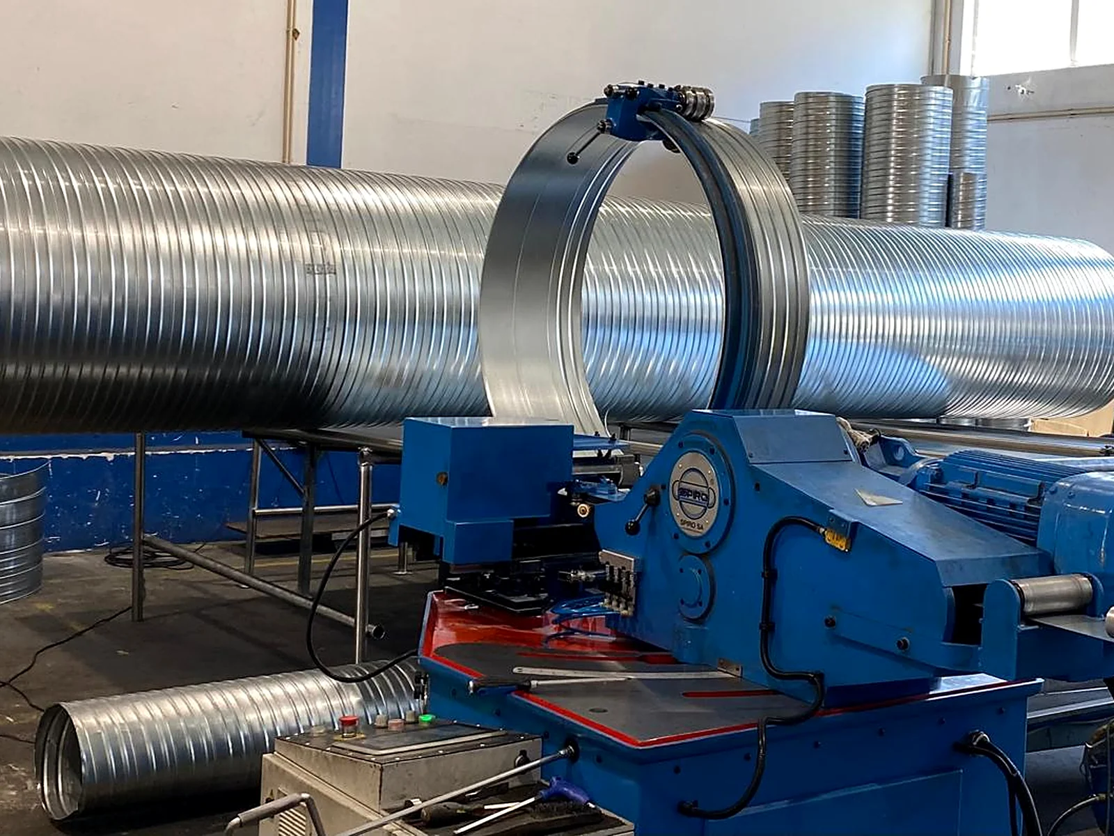 Máquina de fabrico de condutas spiro na fábrica da Teknospiro