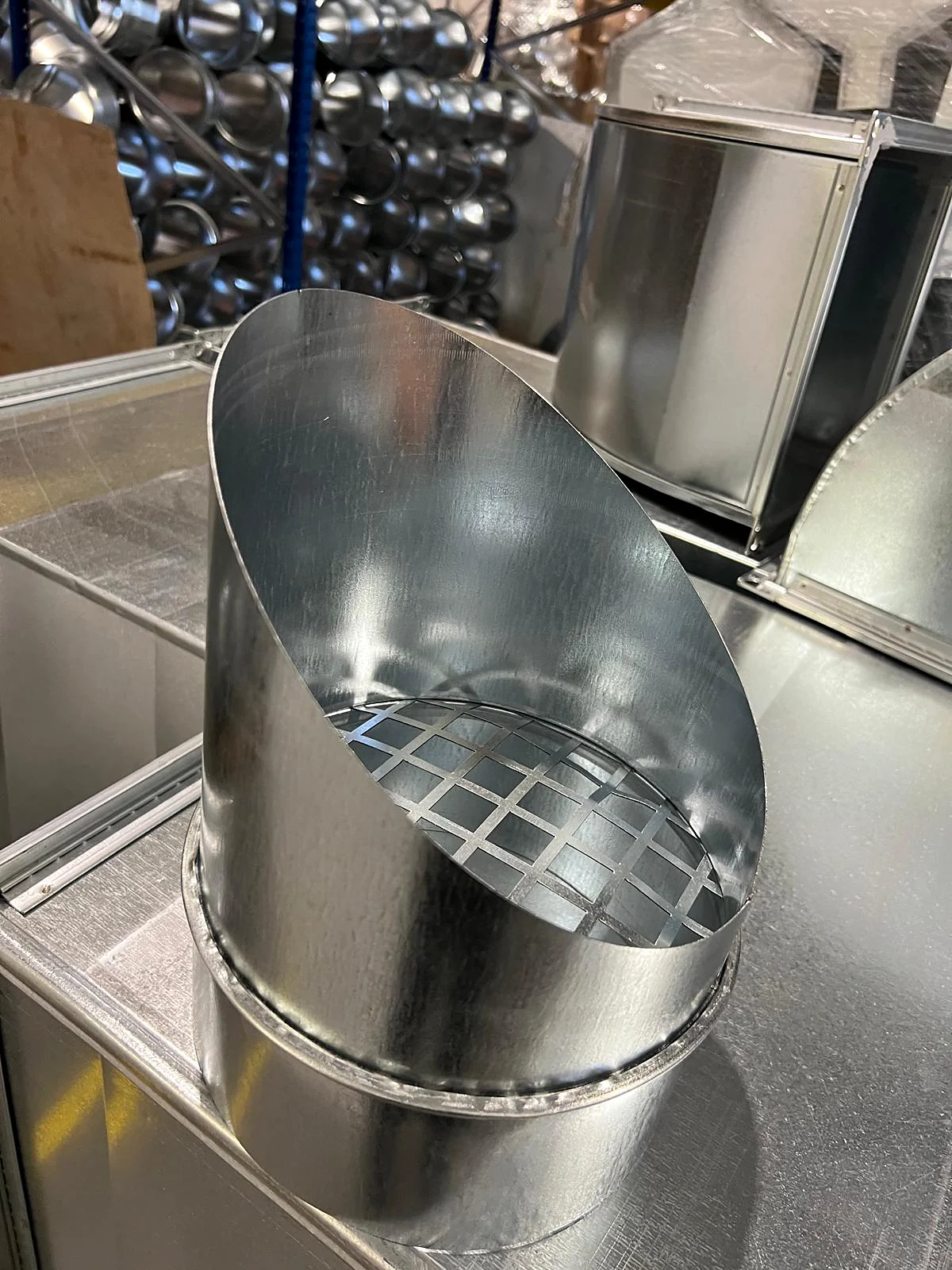 Capuz de chapa galvanizada com grelha de proteção