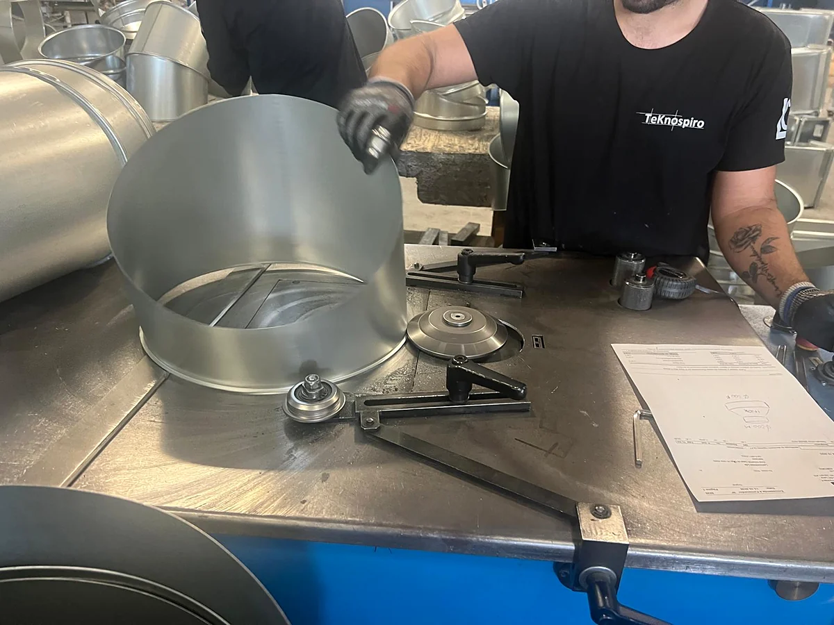 Operador da Teknospiro a trabalhar uma peça na máquina