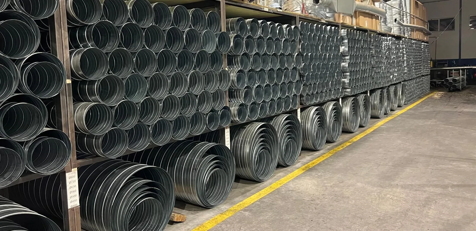 Tubos Spiro em chapa galvanizada armazenados na Teknospiro